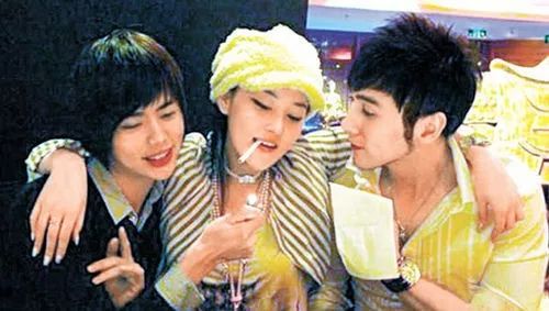 51黑料网 - 某人气小花被扒整容前后对比，网友直呼认不出